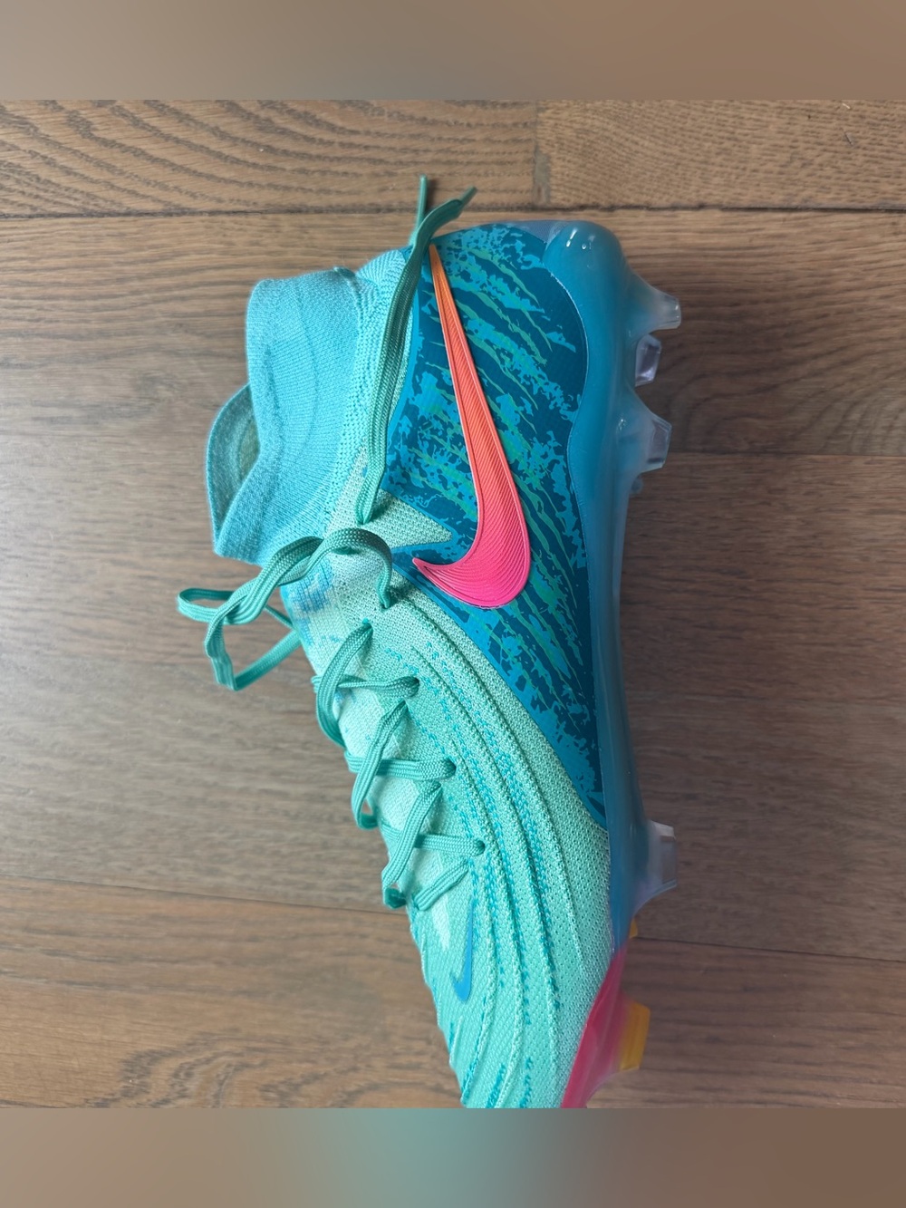 Nike Phantom Luna unisex soccer cleats